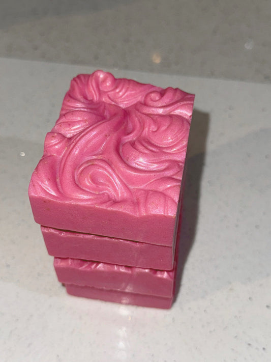 Handmade candy floss-scented soap bar 🍭🫧 Rich lather, dreamy glow, gentle on sensitive skin 💗