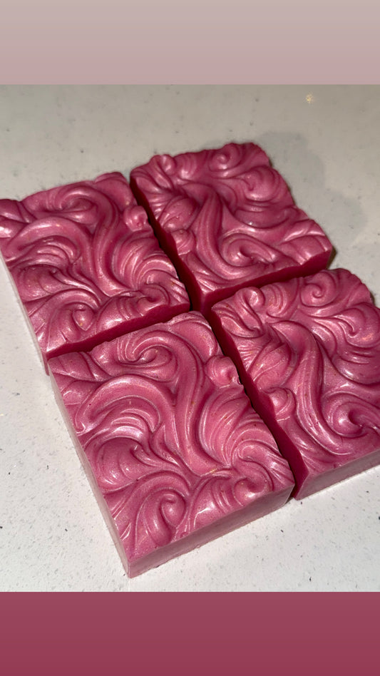 Handmade candy floss-scented soap bar 🍭🫧 Rich lather, dreamy glow, gentle on sensitive skin 💗